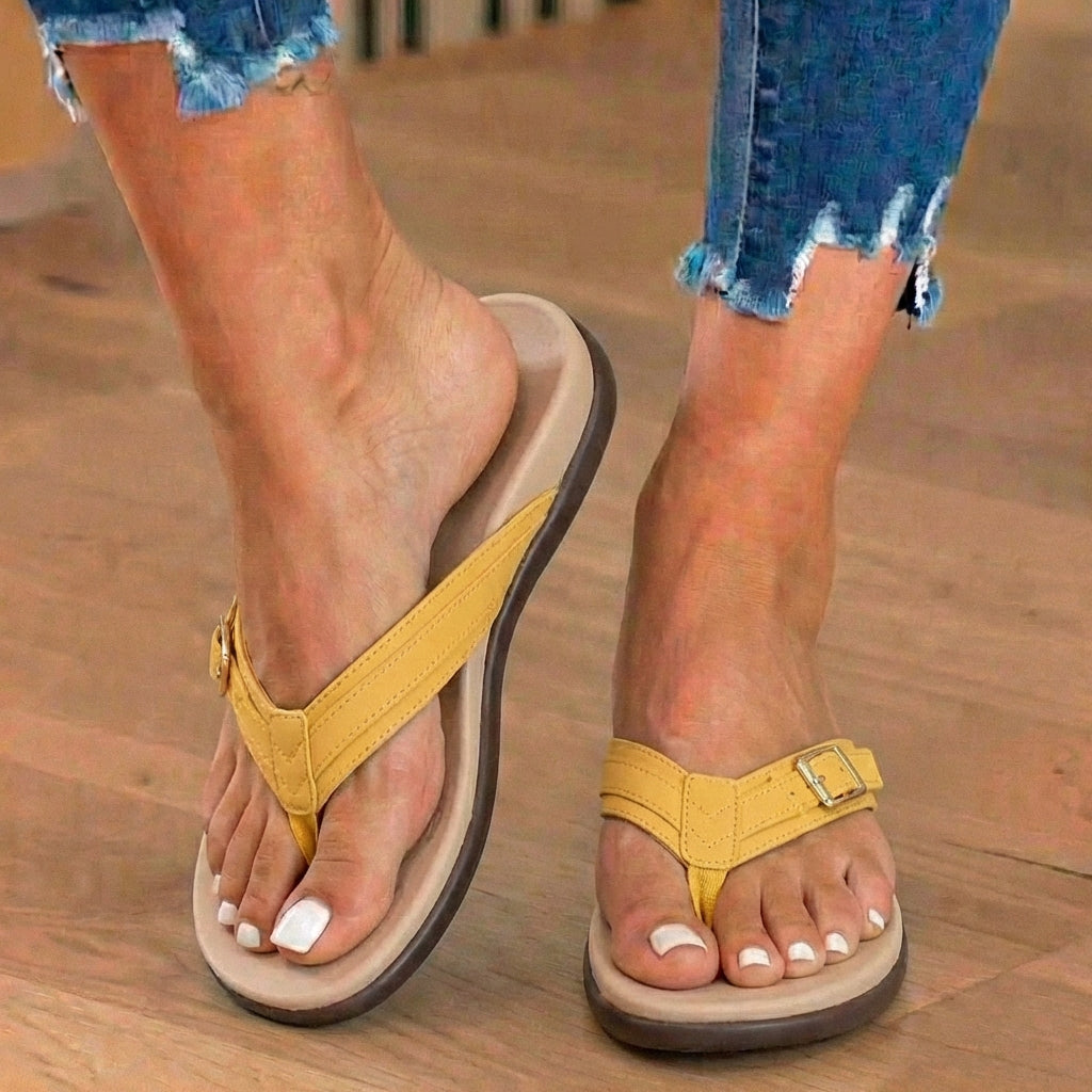 Orthopädische Stoff-Zehenstegsandalen - Schnallen-Detail und konturiertes Fußbett