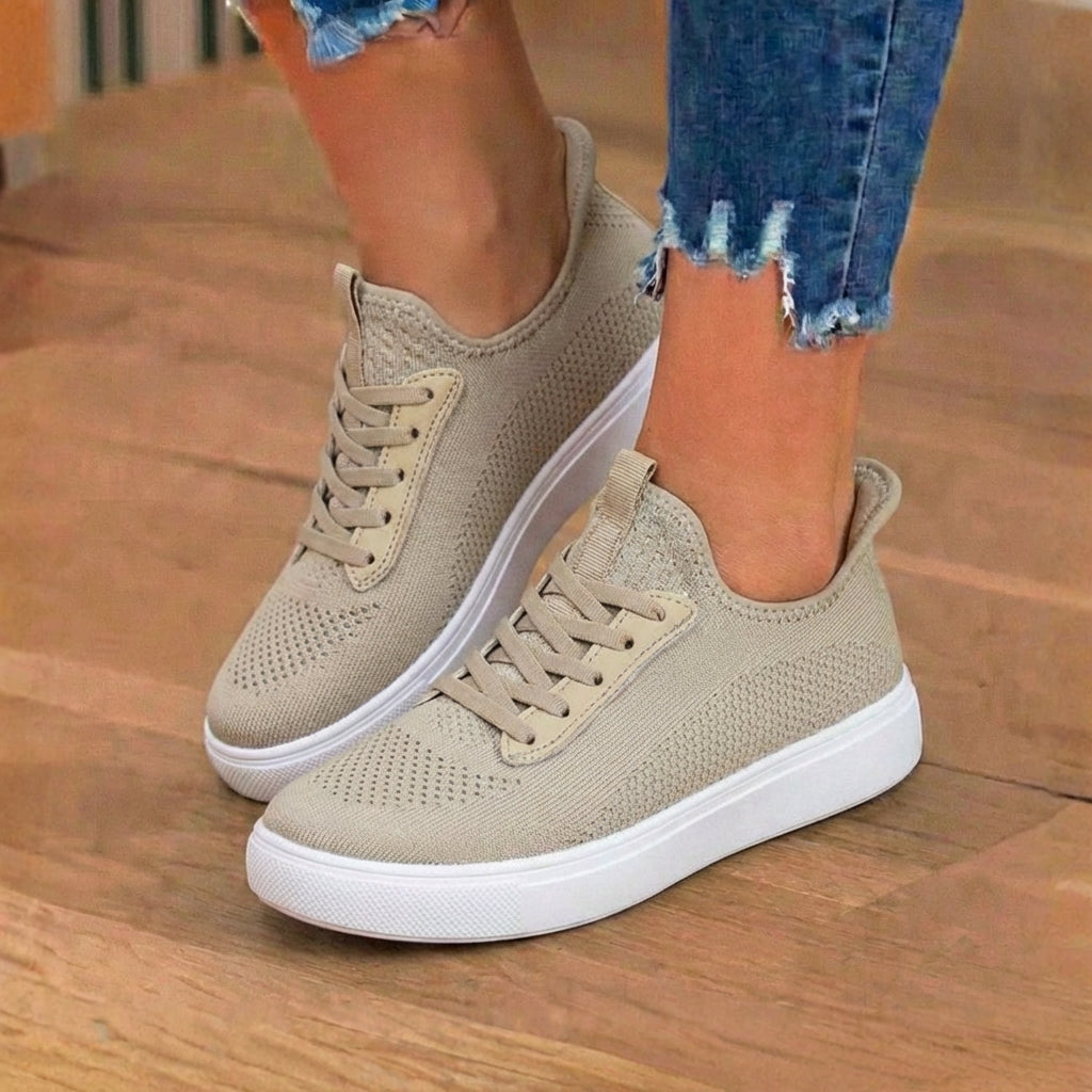 Orthopädische Strick-Slip-On-Sneaker - dehnbarer Kragen und weiße Sohle