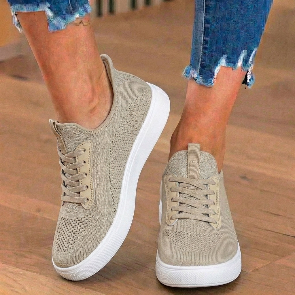 Orthopädische Strick-Slip-On-Sneaker - dehnbarer Kragen und weiße Sohle