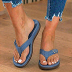 Orthopädische Stoff-Zehenstegsandalen - Schnallen-Detail und konturiertes Fußbett