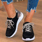 Orthopädische Wildleder-Plateau-Sneaker - perforiertes Design und metallischer Fersenzähler