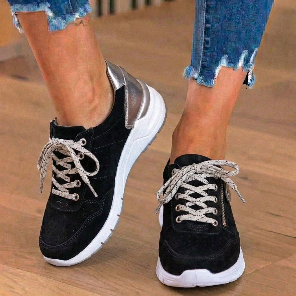 Orthopädische Wildleder-Plateau-Sneaker - perforiertes Design und metallischer Fersenzähler
