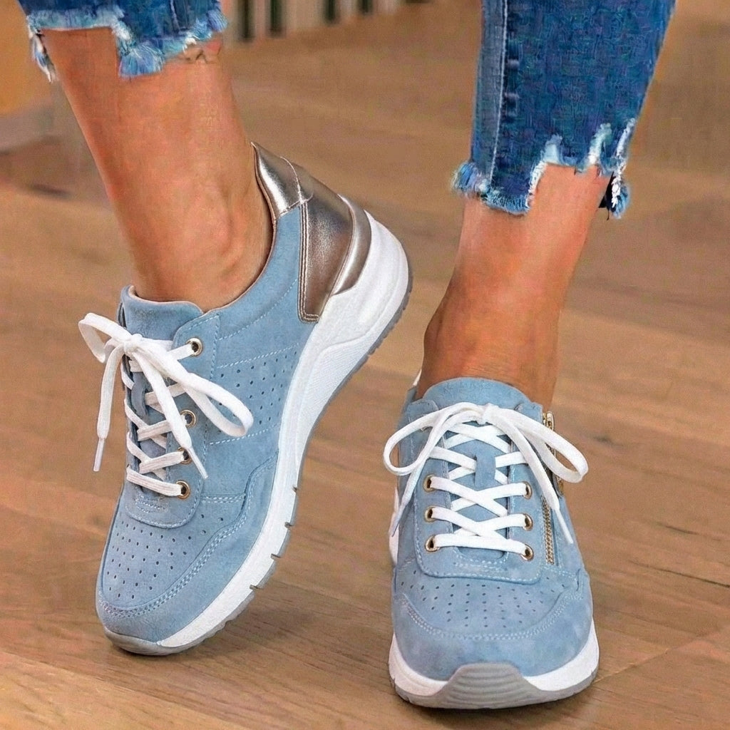 Orthopädische Wildleder-Plateau-Sneaker - perforiertes Design und metallischer Fersenzähler