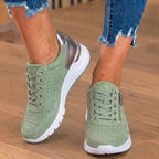 Orthopädische Wildleder-Plateau-Sneaker - perforiertes Design und metallischer Fersenzähler