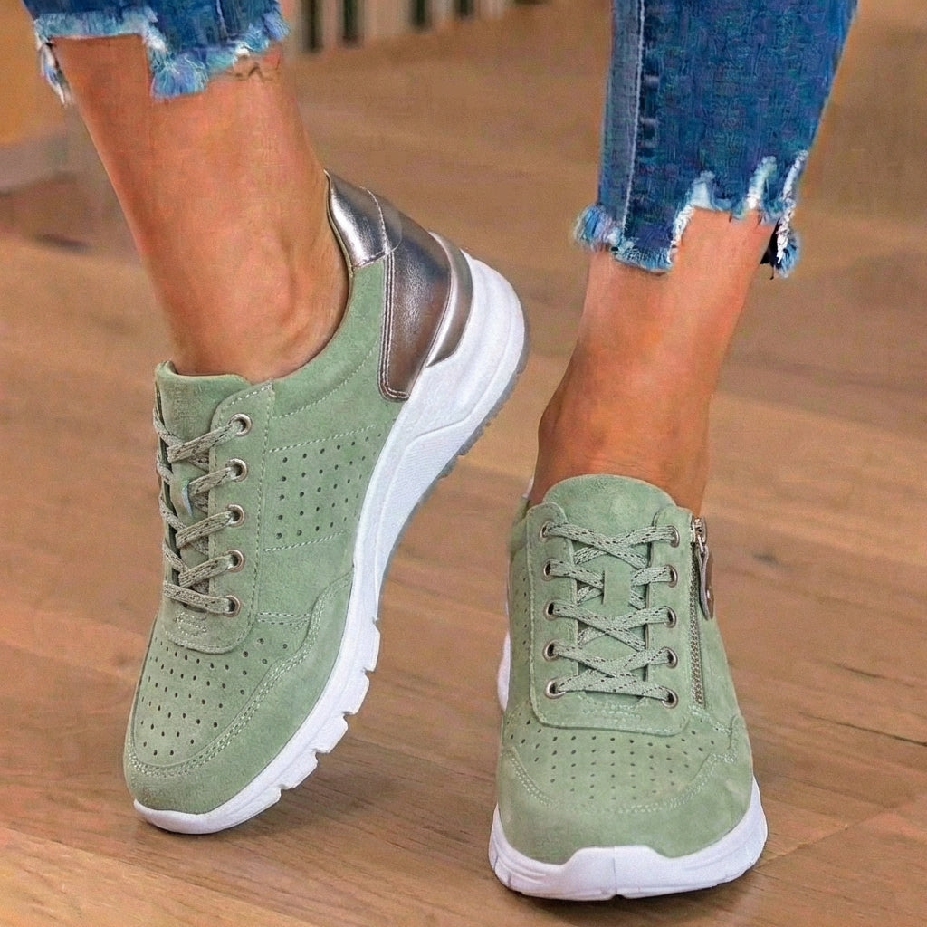 Orthopädische Wildleder-Plateau-Sneaker - perforiertes Design und metallischer Fersenzähler