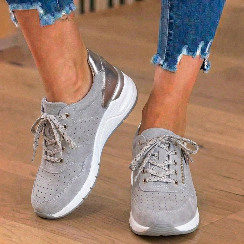 Orthopädische Wildleder-Plateau-Sneaker - perforiertes Design und metallischer Fersenzähler