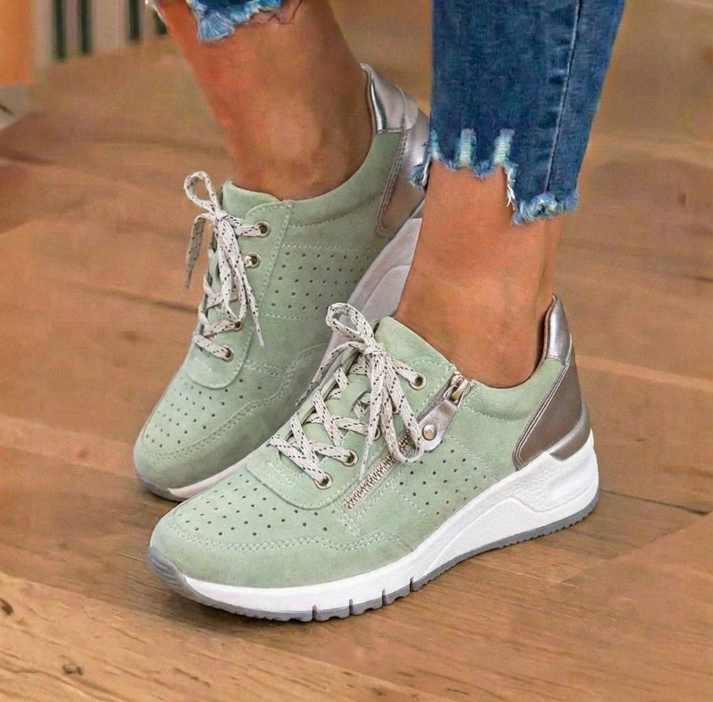 Orthopädische Wildleder-Plateau-Sneaker - perforiertes Design und metallischer Fersenzähler