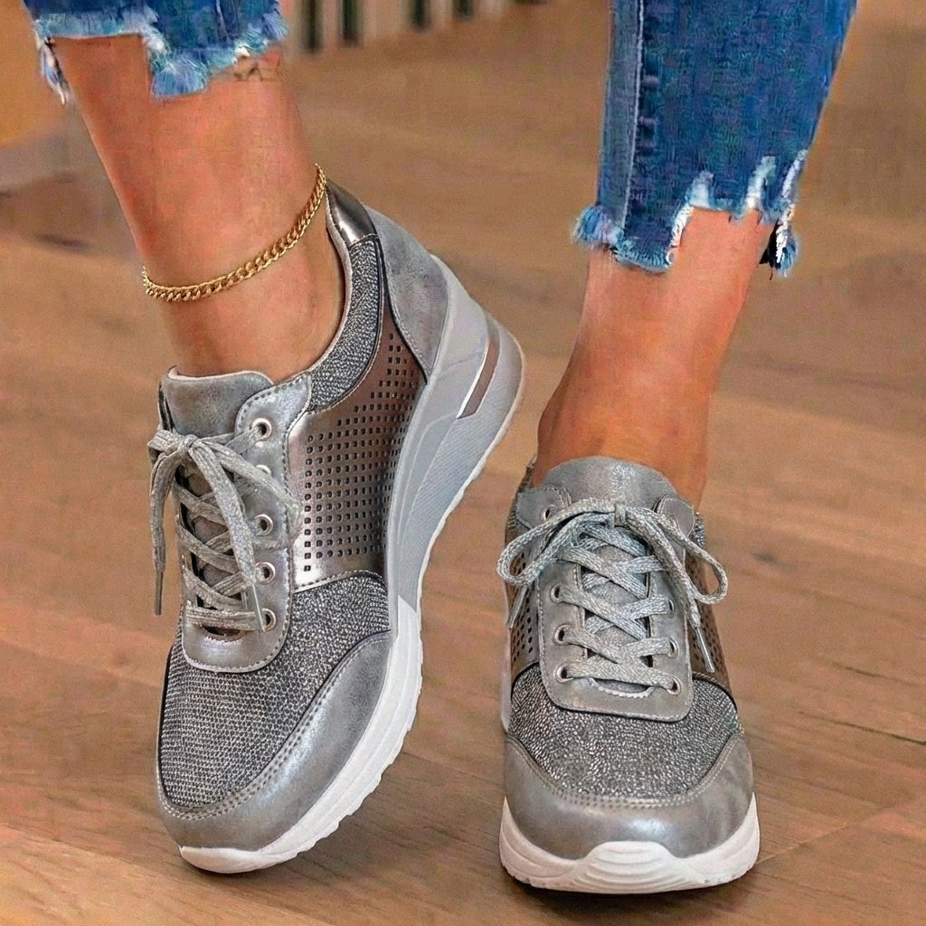 Orthopädische Leder-Keilabsatz-Sneaker - mit Glitter besetzt und perforierte Paneele