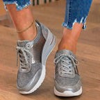Orthopädische Leder-Keilabsatz-Sneaker - mit Glitter besetzt und perforierte Paneele
