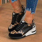 Orthopädische Leder-Keilabsatz-Sneaker - mit Glitter besetzt und perforierte Paneele