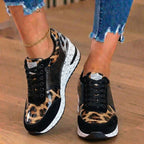 Orthopädische Leder-Keilabsatz-Sneaker - mit Glitter besetzt und perforierte Paneele