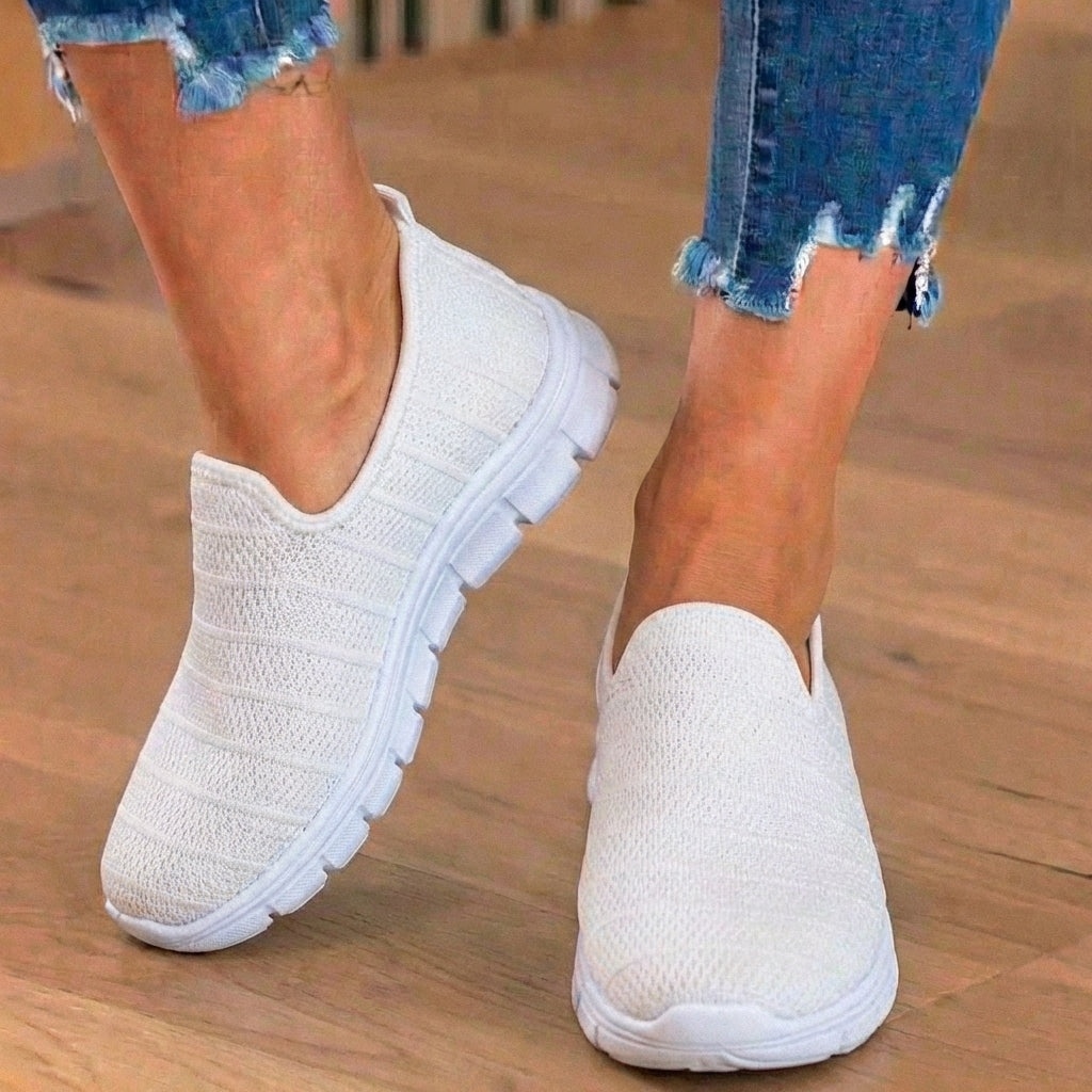 Orthopädische Strick-Slip-On-Sneaker - gestreiftes strukturiertes Design und schnürsenkellose Bequemlichkeit
