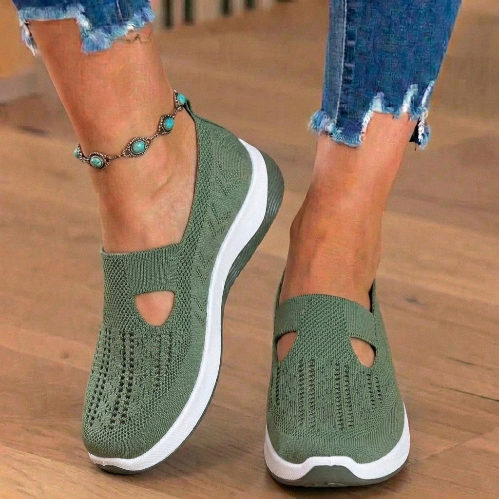 Orthopädische Strick-Slip-On-Keilabsatz-Sneaker - ausgeschnittenes Tropfen-Design und Rocker-Sohle