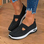 Orthopädische Strick-Slip-On-Keilabsatz-Sneaker - ausgeschnittenes Tropfen-Design und Rocker-Sohle