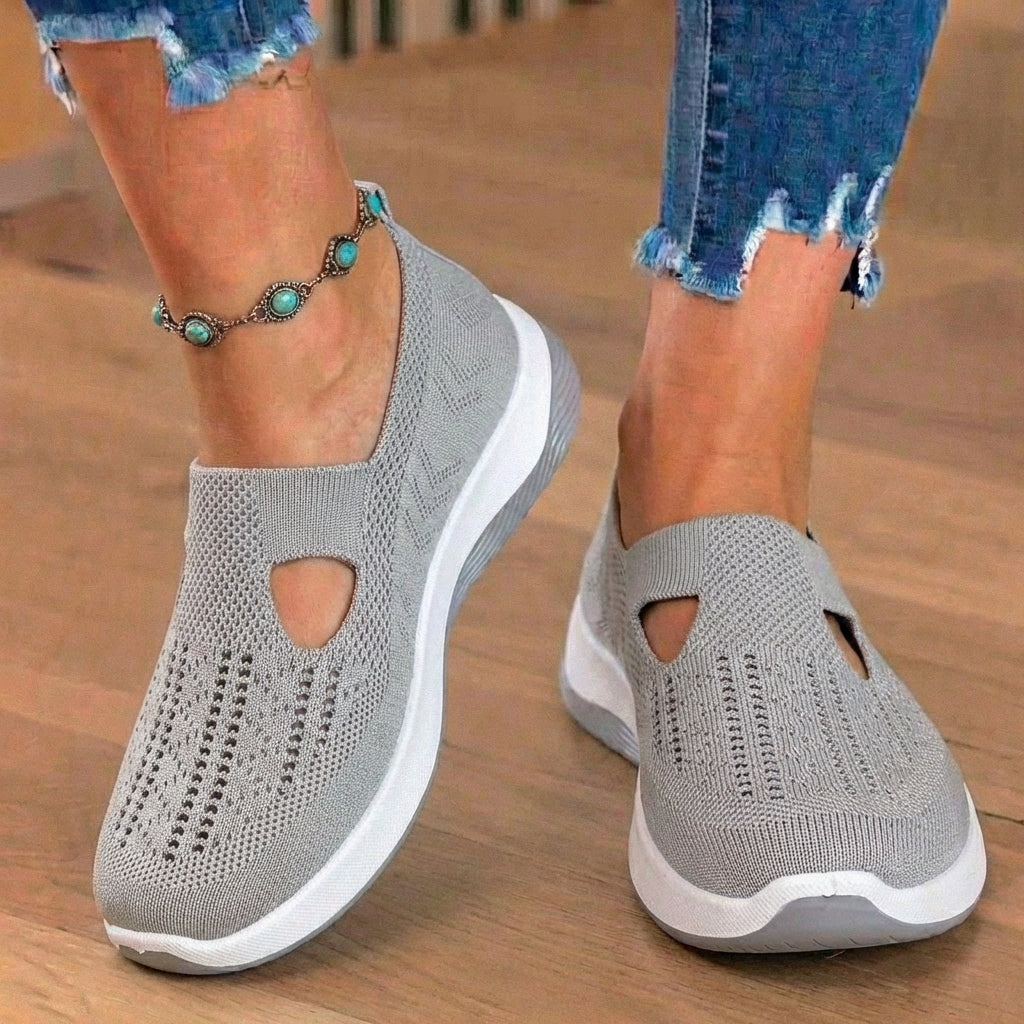 Orthopädische Strick-Slip-On-Keilabsatz-Sneaker - ausgeschnittenes Tropfen-Design und Rocker-Sohle