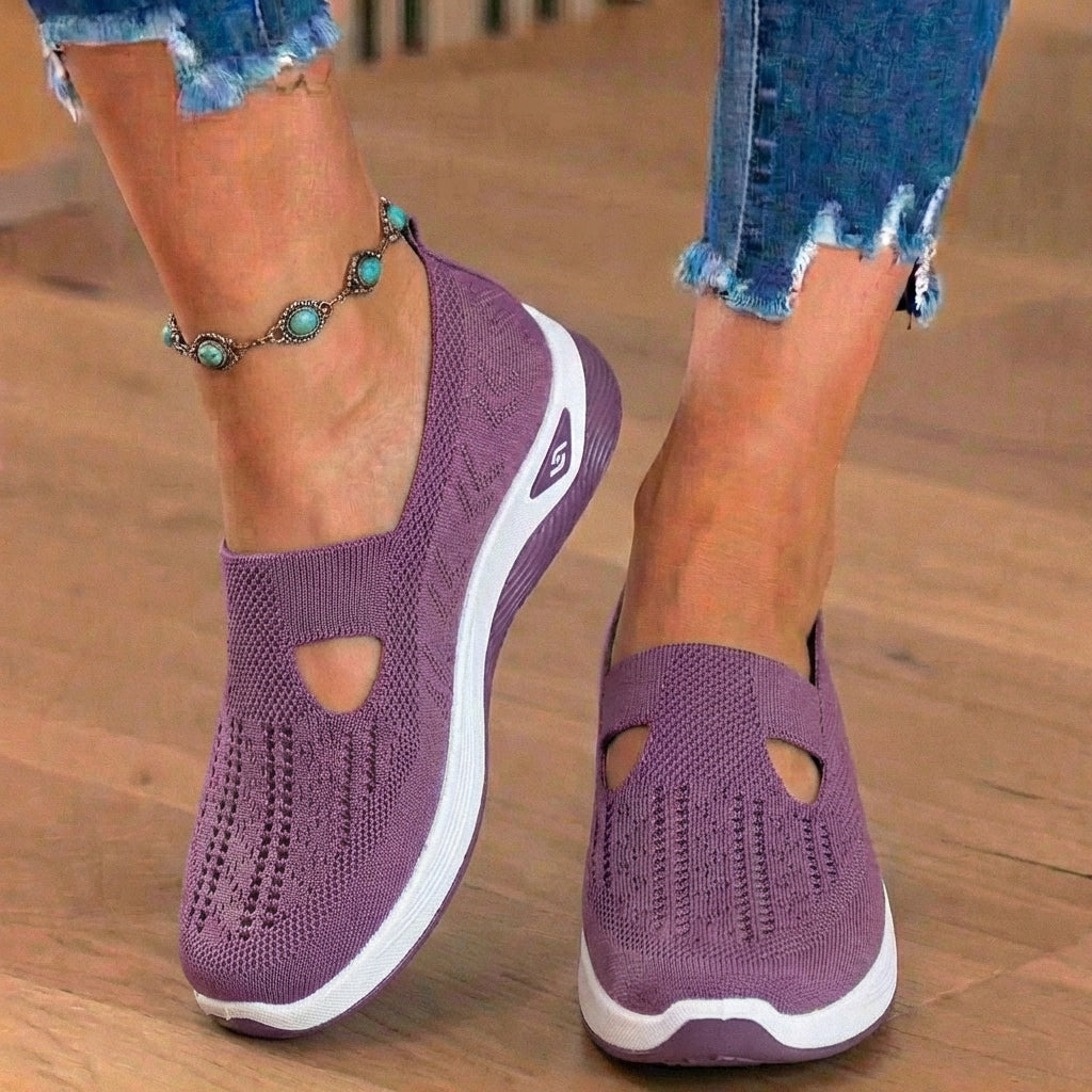Orthopädische Strick-Slip-On-Keilabsatz-Sneaker - ausgeschnittenes Tropfen-Design und Rocker-Sohle