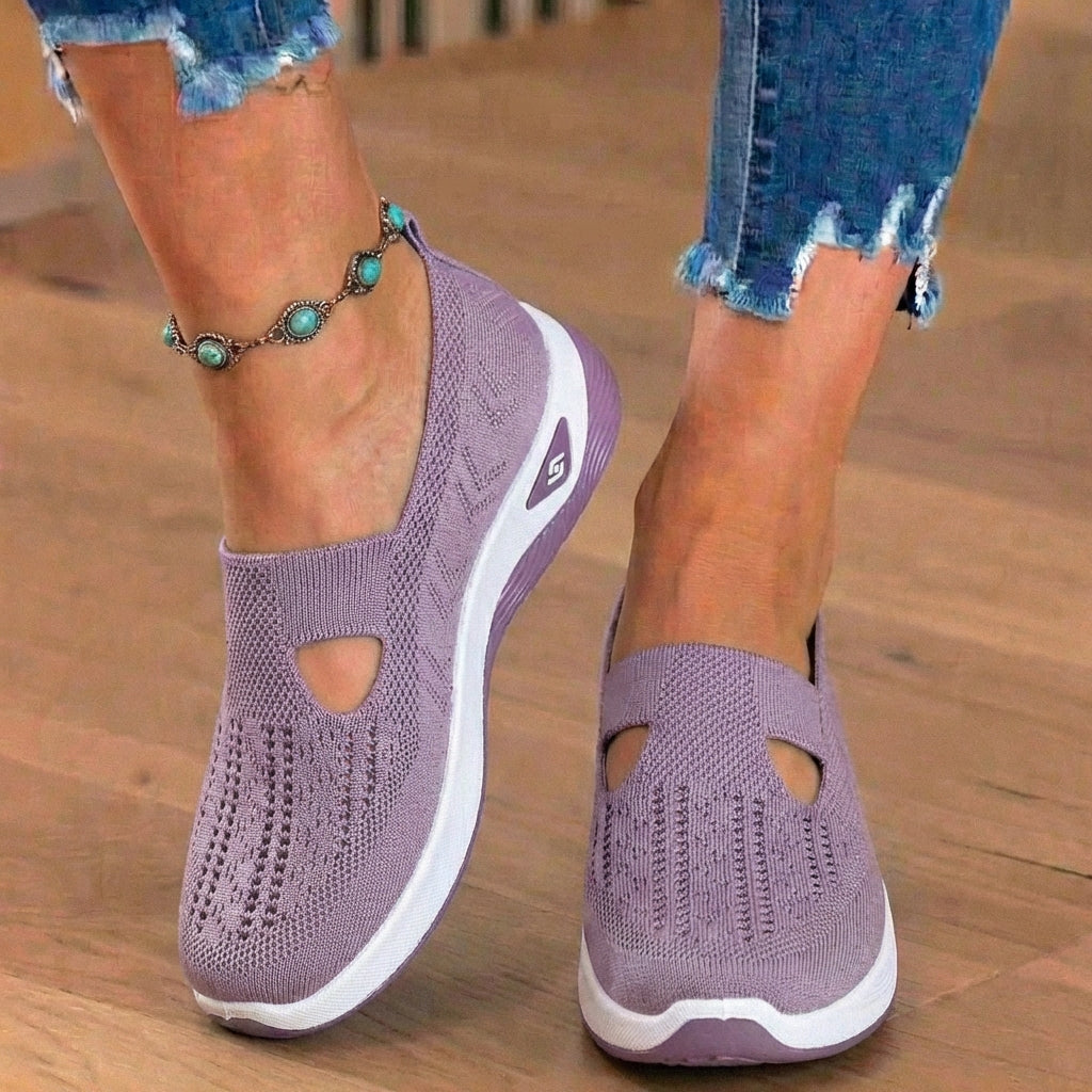 Orthopädische Strick-Slip-On-Keilabsatz-Sneaker - ausgeschnittenes Tropfen-Design und Rocker-Sohle