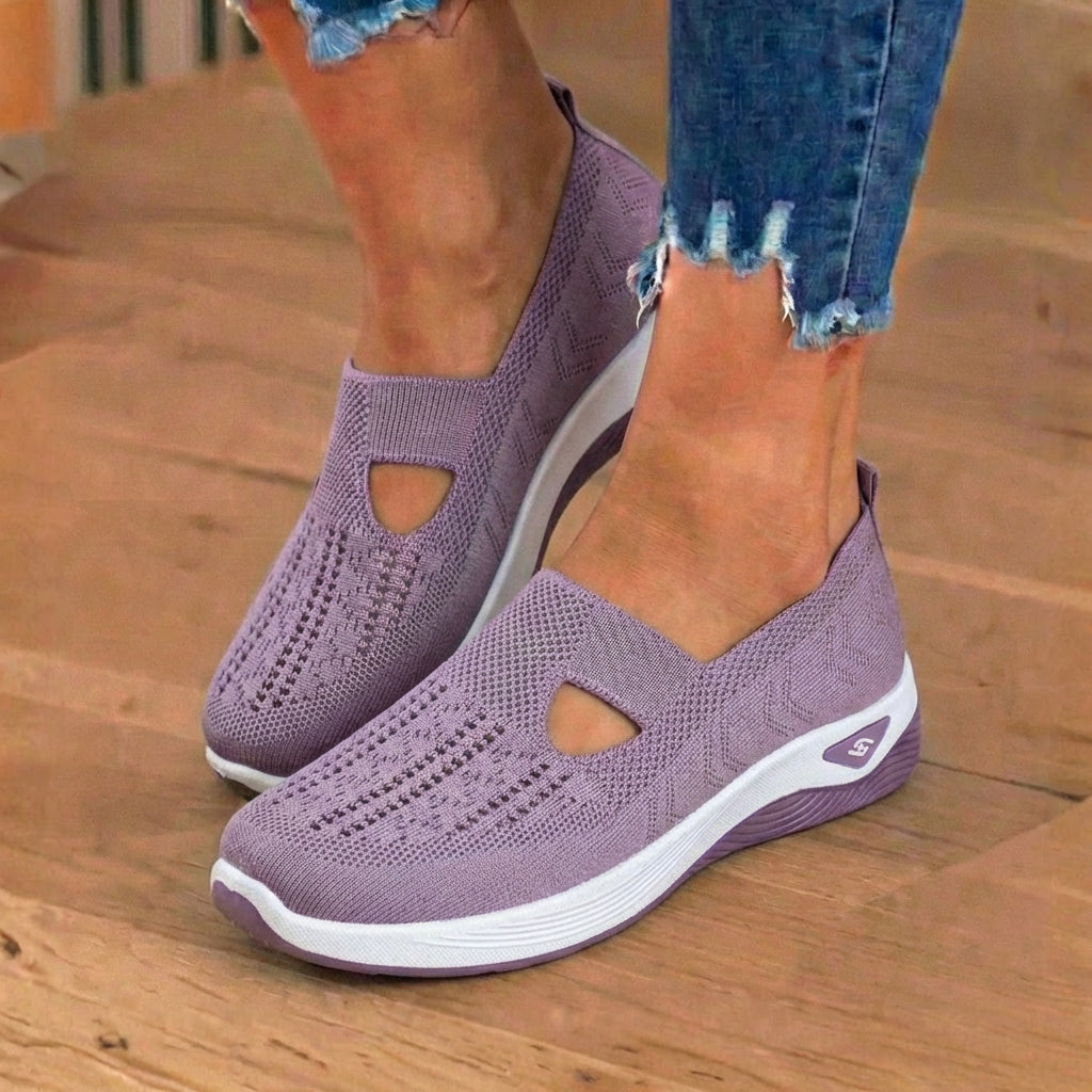Orthopädische Strick-Slip-On-Keilabsatz-Sneaker - ausgeschnittenes Tropfen-Design und Rocker-Sohle