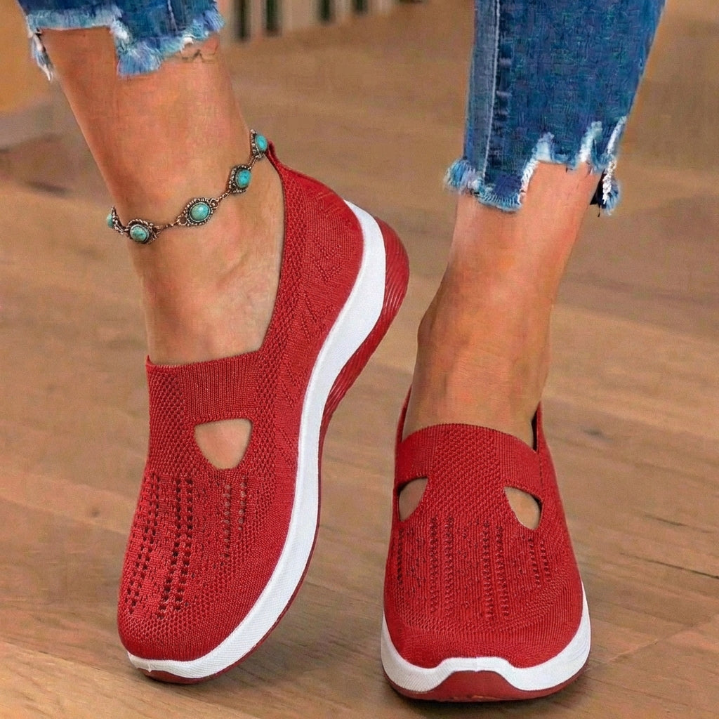 Orthopädische Strick-Slip-On-Keilabsatz-Sneaker - ausgeschnittenes Tropfen-Design und Rocker-Sohle