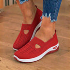 Orthopädische Strick-Slip-On-Keilabsatz-Sneaker - ausgeschnittenes Tropfen-Design und Rocker-Sohle