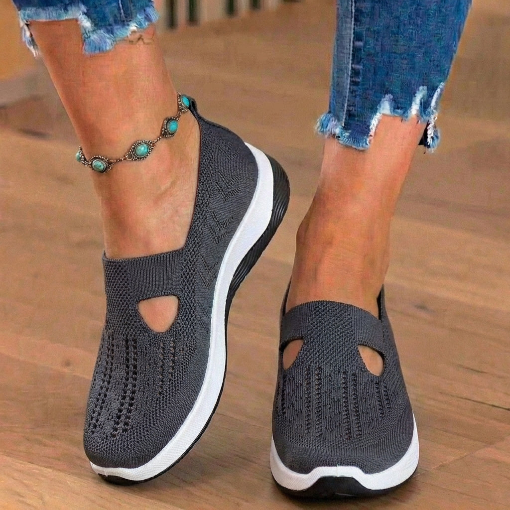 Orthopädische Strick-Slip-On-Keilabsatz-Sneaker - ausgeschnittenes Tropfen-Design und Rocker-Sohle