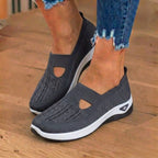 Orthopädische Strick-Slip-On-Keilabsatz-Sneaker - ausgeschnittenes Tropfen-Design und Rocker-Sohle