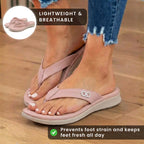 Orthopädische Leder-Flip-Flops - Zehenstegsandalen-Design und goldene Hardware-Akzente