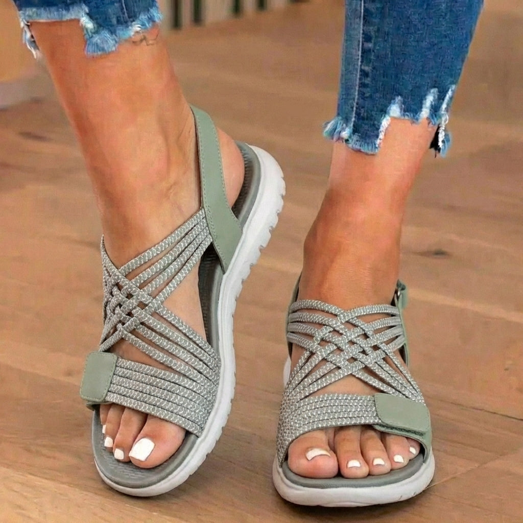 Orthopädische Sandalen aus Mischmaterial - Überkreuzriemen und zweifarbiges Design
