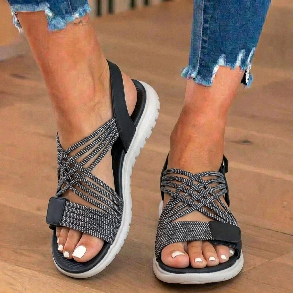 Orthopädische Sandalen aus Mischmaterial - Überkreuzriemen und zweifarbiges Design