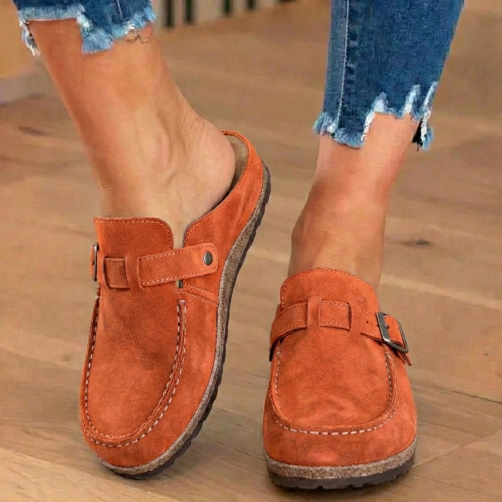 Orthopädische Wildleder-Schnallen-Mules - Kontrastnaht-Detail