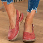 Orthopädische perforierte Wildleder-Slip-On-Flats - Muschelförmiges Wellen-Detail