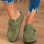 Orthopädische Wildleder-Schnallen-Mules - Kontrastnaht-Detail