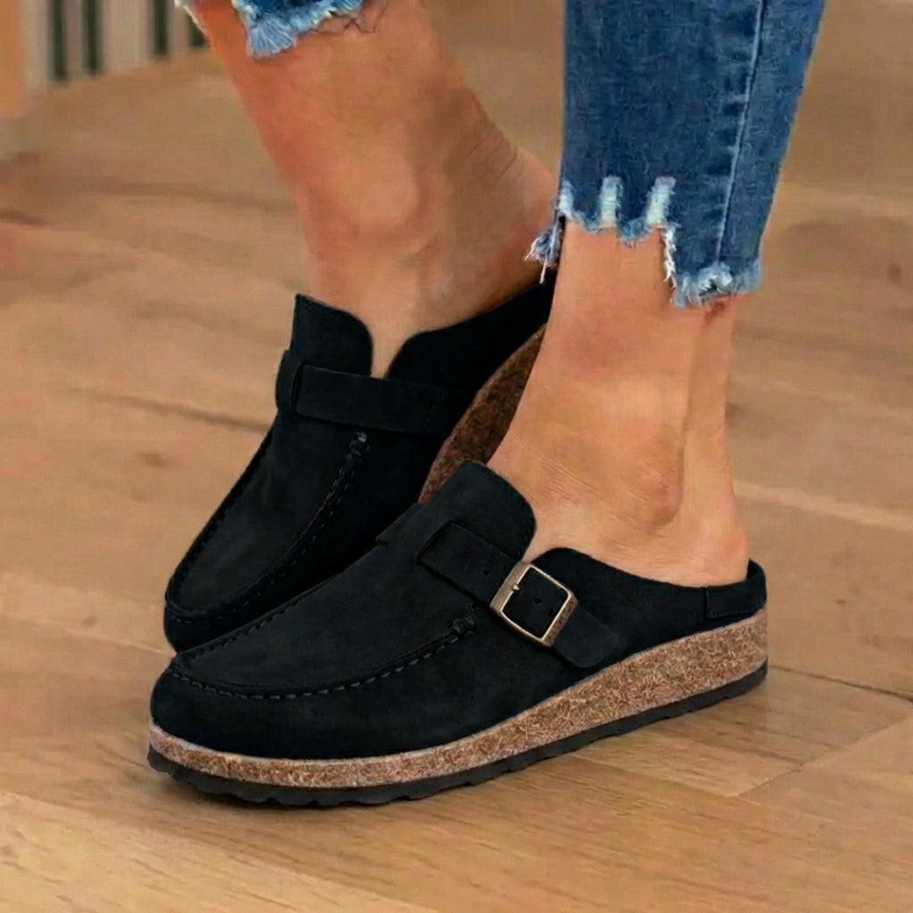 Orthopädische Wildleder-Schnallen-Mules - Kontrastnaht-Detail