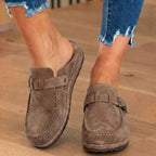 Orthopädische Wildleder-Schnallen-Mules - Kontrastnaht-Detail