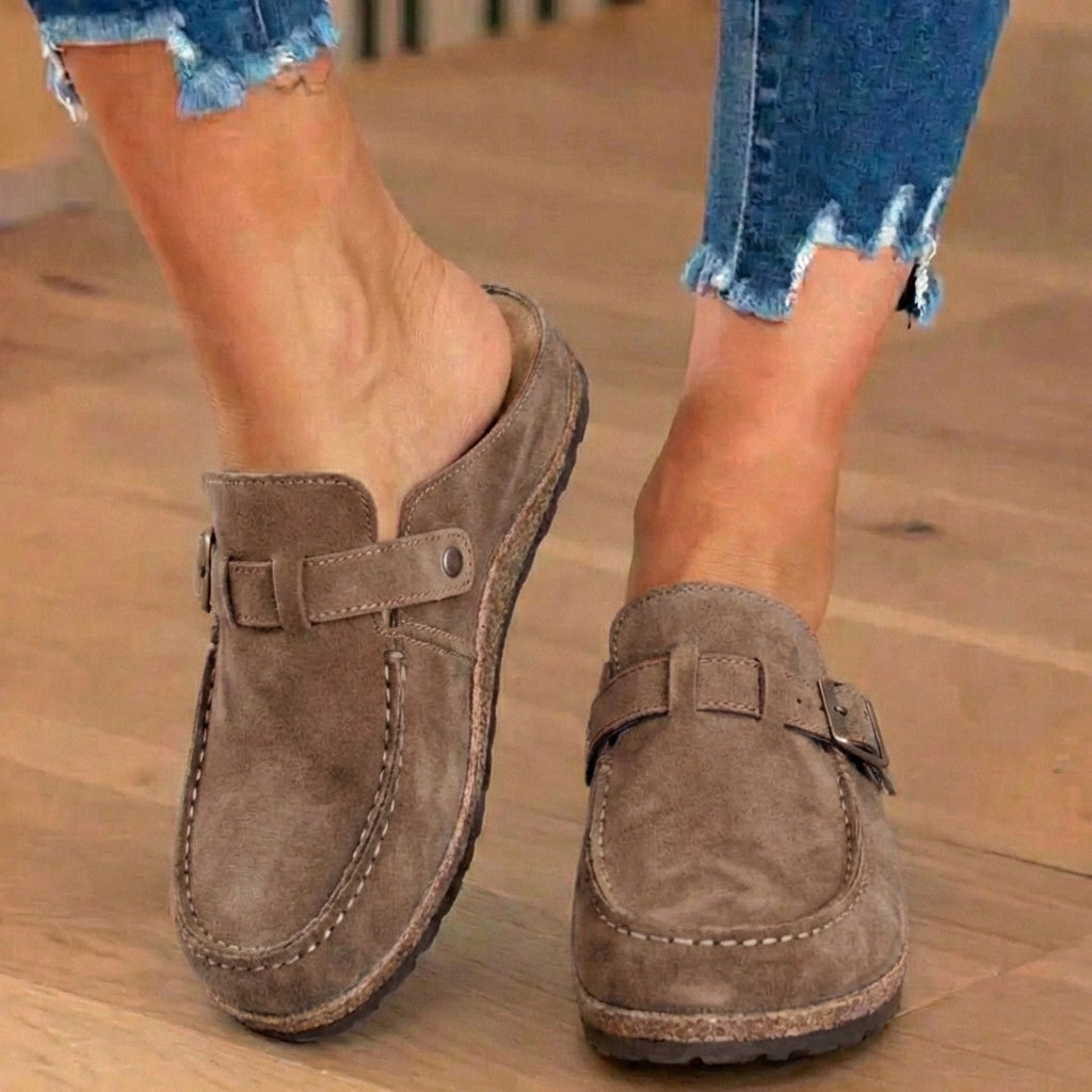 Orthopädische Wildleder-Schnallen-Mules - Kontrastnaht-Detail