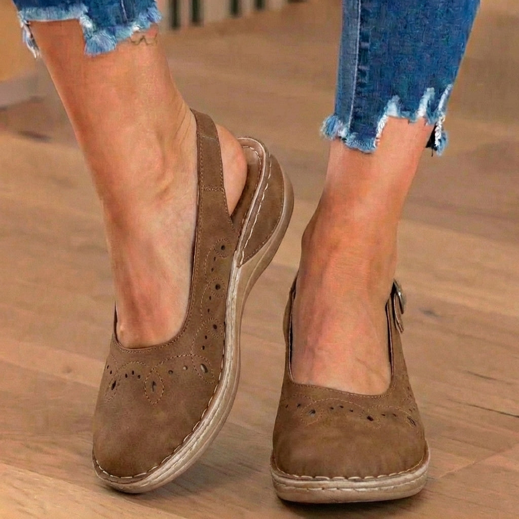 Orthopädische perforierte Wildleder-Slip-On-Flats - Muschelförmiges Wellen-Detail