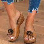 Orthopädische Leder-Keilsandalen - Doppeltes Rosetten-Blumen-Detail