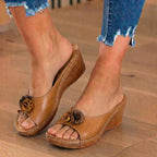Orthopädische Leder-Keilsandalen - Doppeltes Rosetten-Blumen-Detail