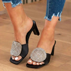 Orthopädische Raffia-Blockabsatz-Mules - Kristallkreis und quadratische Verzierung