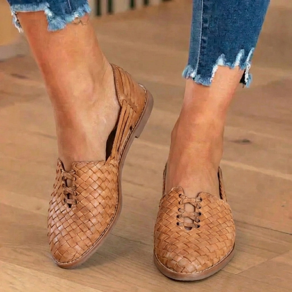Orthopädische Leder-Geflecht-Slip-On-Flats - Flechtwerk-Ausschnitt-Detail