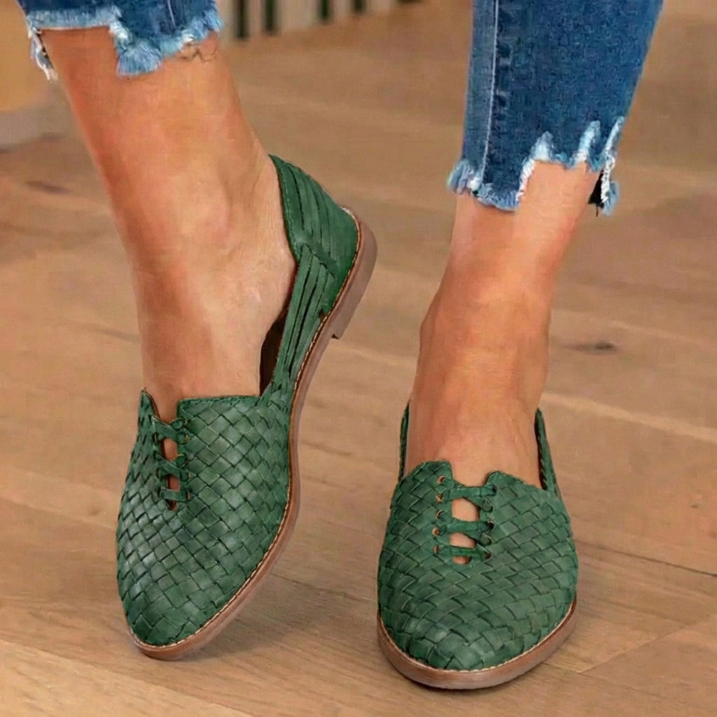 Orthopädische Leder-Geflecht-Slip-On-Flats - Flechtwerk-Ausschnitt-Detail