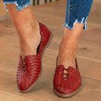 Orthopädische Leder-Geflecht-Slip-On-Flats - Flechtwerk-Ausschnitt-Detail
