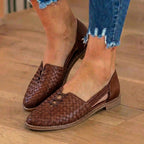 Orthopädische Leder-Geflecht-Slip-On-Flats - Flechtwerk-Ausschnitt-Detail