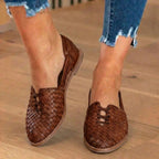 Orthopädische Leder-Geflecht-Slip-On-Flats - Flechtwerk-Ausschnitt-Detail