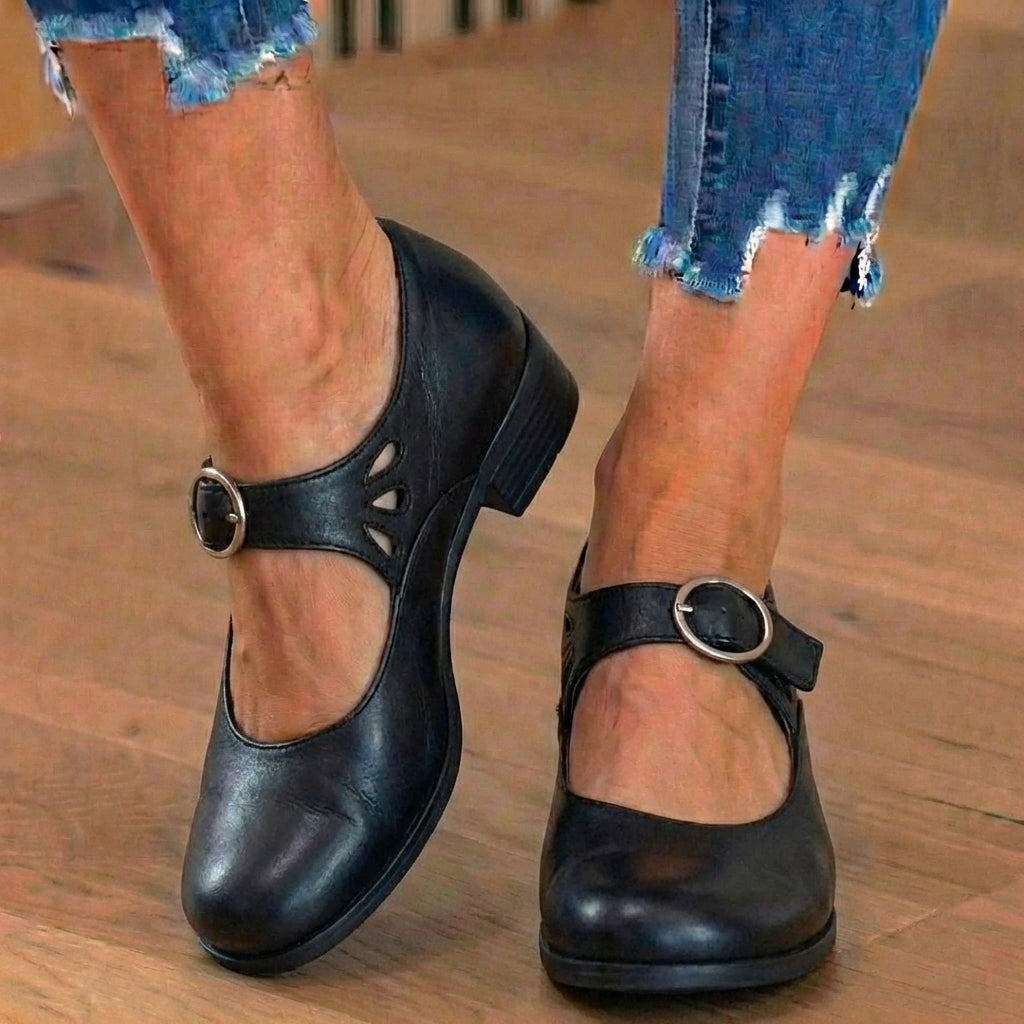 Orthopädische Wildleder-Mary-Jane-Blockabsätze - Ringschnalle & Ausschnitt-Detail