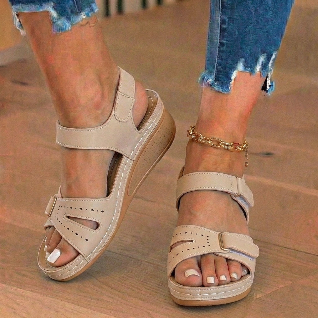 Orthopädische Leder-Keilsandalen - Perforiertes Detail & Klettriemen