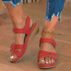 Orthopädische Leder-Keilsandalen - Perforiertes Detail & Klettriemen