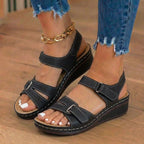 Orthopädische Leder-Keilsandalen - Perforiertes Detail & Klettriemen
