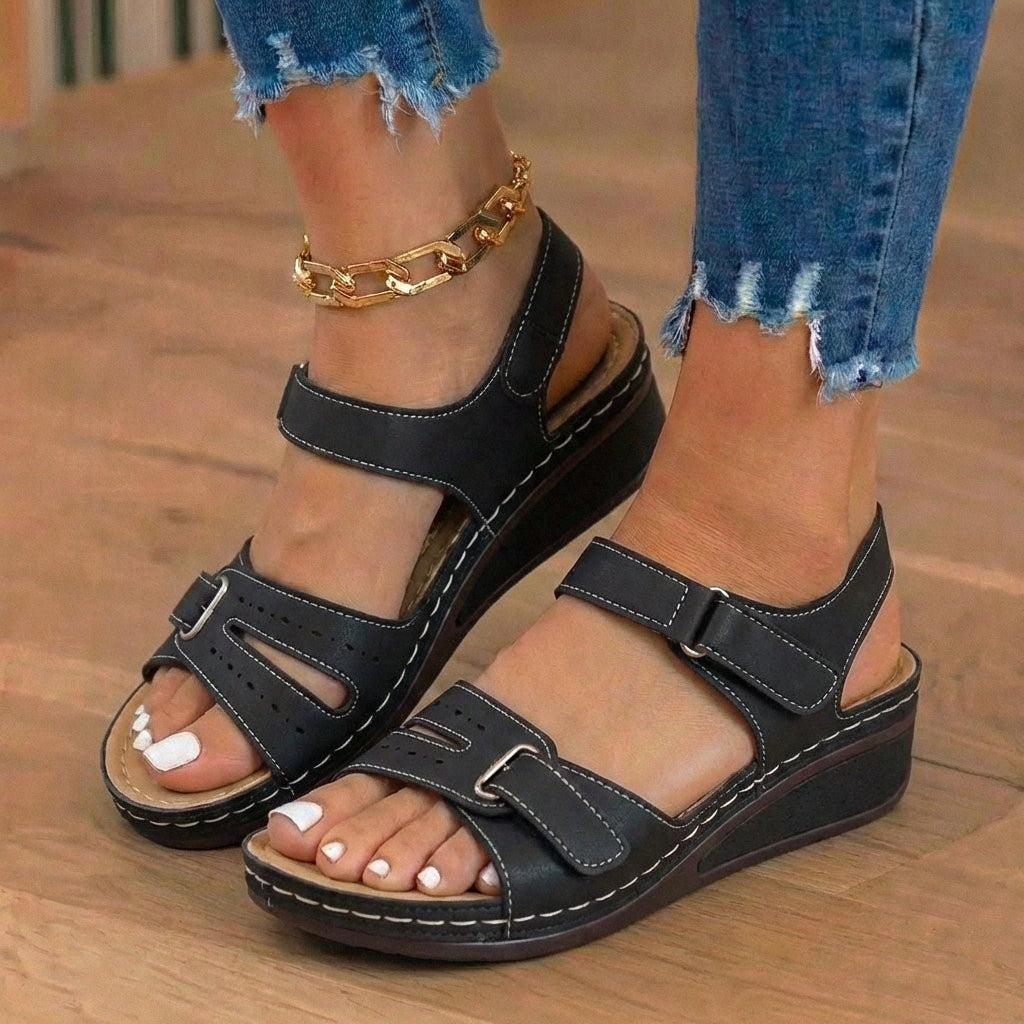 Orthopädische Leder-Keilsandalen - Perforiertes Detail & Klettriemen