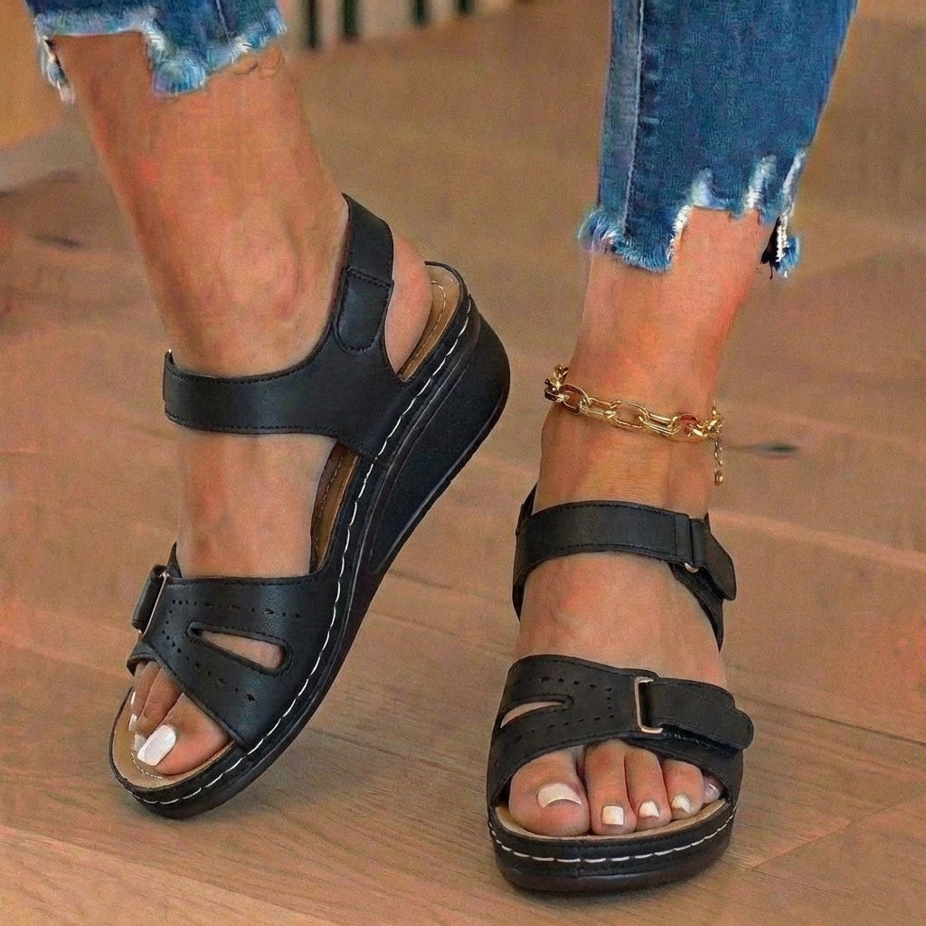 Orthopädische Leder-Keilsandalen - Perforiertes Detail & Klettriemen
